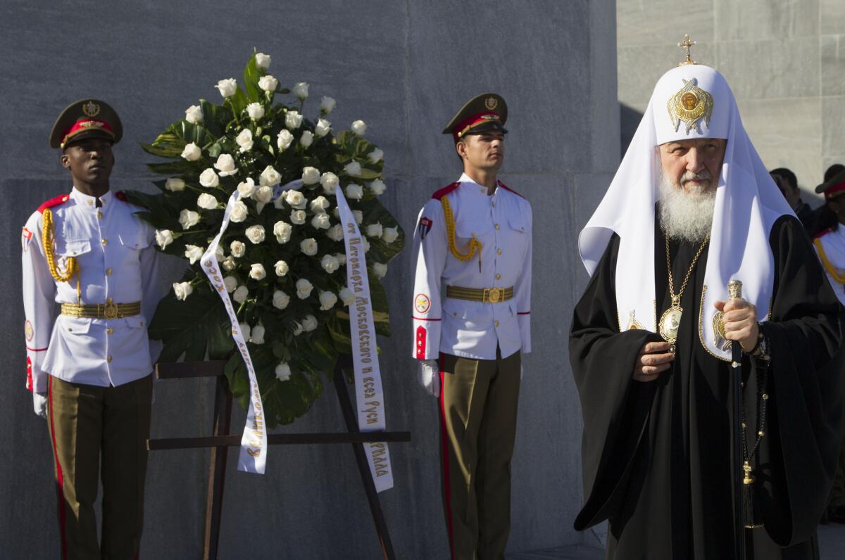 El patriarca Kirill se para a un lado de guardias de honor durante una ofrenda al héroe de la independencia cubana, José Martí, en La Habana, Cuba.