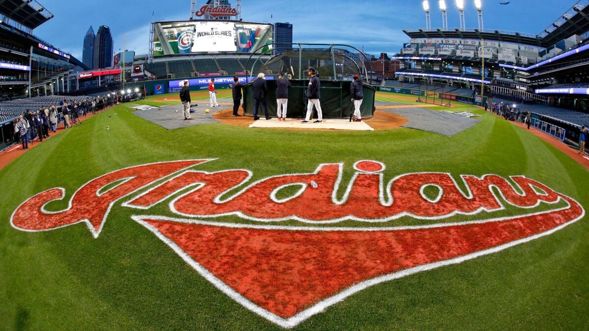 Los jugadors de los Indians de Cleveland se entrenan en el estadio Progressive Field de cara al sexto partido de la Serie Mundial que se jugará este martes.