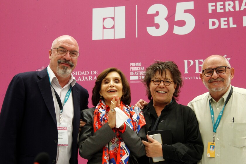 El periodista Carlos Puig, la escritora Ángeles Mastretta, la comunicadora Gabriela Warkentin y el escritor Benito Taibo