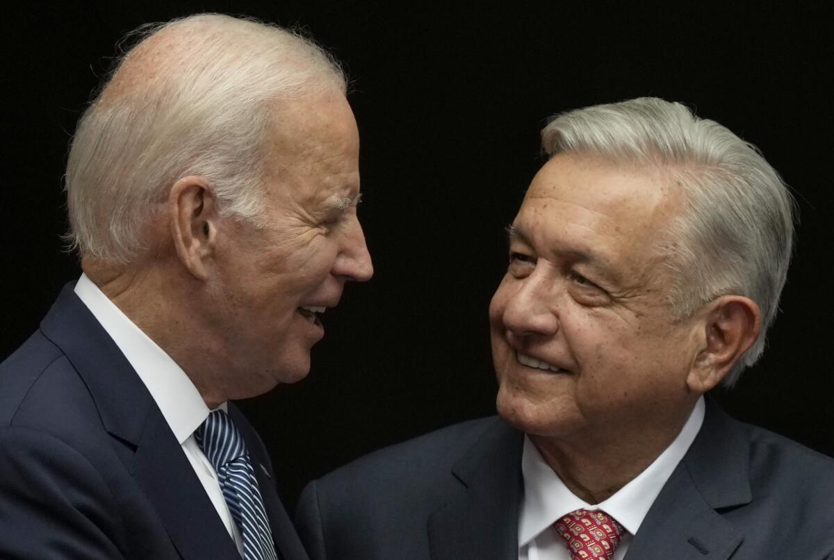 El presidente de México, Andrés Manuel López Obrador, a la derecha, 