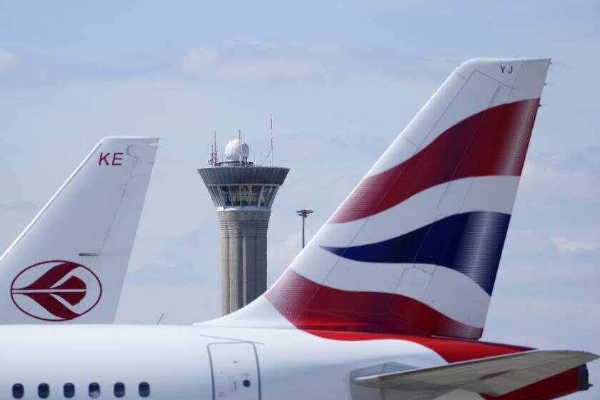 En esta imagen de archivo, la torre de control del aeropuerto Charles de Gaulle, en Roissy-en-France, al norte de París, el 23 de abril de 2024. (AP Foto/Thibault Camus, archivo)