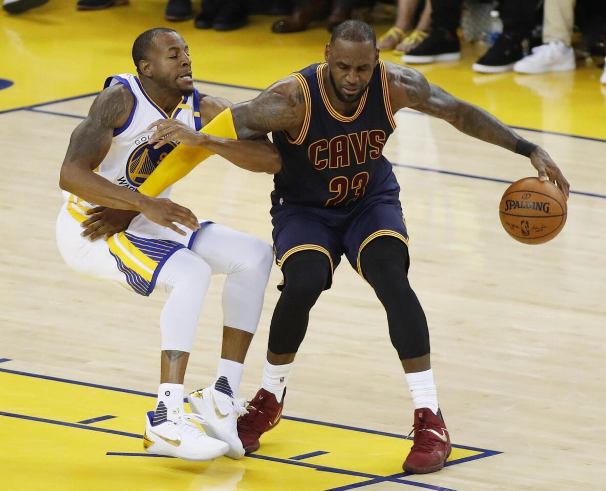 MON130. OAKLAND (EE.UU.), 01/06/2017.- Andre Iguodala (i) de Golden State Warriors en acción ante LeBron James de Cleveland Cavaliers hoy, jueves 1 de junio de 2017, durante el primer juego de la final de la NBA entre Cleveland Cavaliers y Golden State Warriors, que se disputa en el Oracle Arena, en Oakland, California (Estados Unidos). EFE/MONICA M. DAVEY ** Usable by HOY and SD Only **