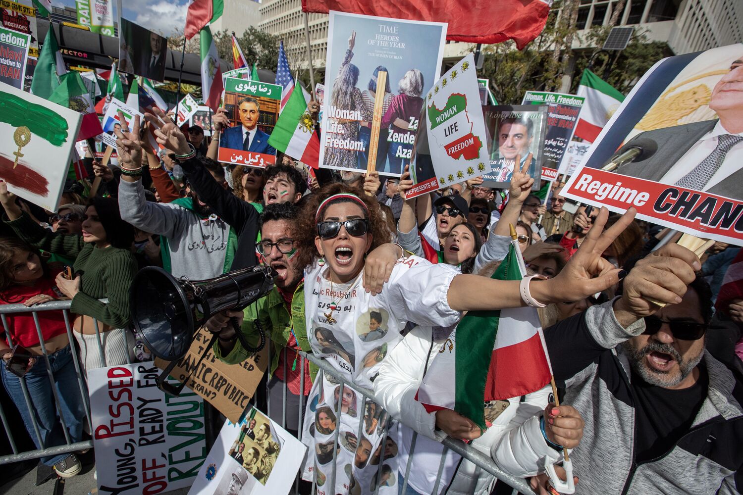 Fotoğraflar: Los Angeles'ta binlerce kişi İran'daki hükümet karşıtı hareketi desteklemek için toplandı