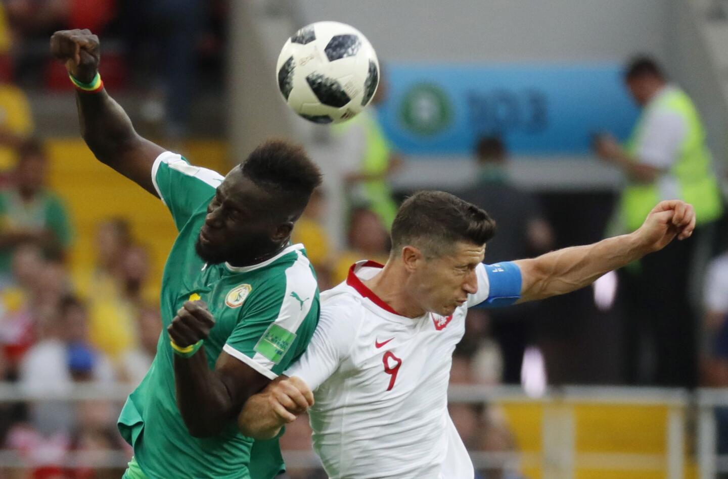 Moscow (Russian Federation), 19/06/2018.- Robert Lewandowski (R) of Poland and Salif Sane of Senegal in action during the FIFA World Cup 2018 group H preliminary round soccer match between Poland and Senegal in Moscow, Russia, 19 June 2018. (RESTRICTIONS APPLY: Editorial Use Only, not used in association with any commercial entity - Images must not be used in any form of alert service or push service of any kind including via mobile alert services, downloads to mobile devices or MMS messaging - Images must appear as still images and must not emulate match action video footage - No alteration is made to, and no text or image is superimposed over, any published image which: (a) intentionally obscures or removes a sponsor identification image; or (b) adds or overlays the commercial identification of any third party which is not officially associated with the FIFA World Cup) (Mundial de Fútbol, Polonia, Moscú, Rusia) EFE/EPA/FELIPE TRUEBA EDITORIAL USE ONLY ** Usable by HOY and SD Only **