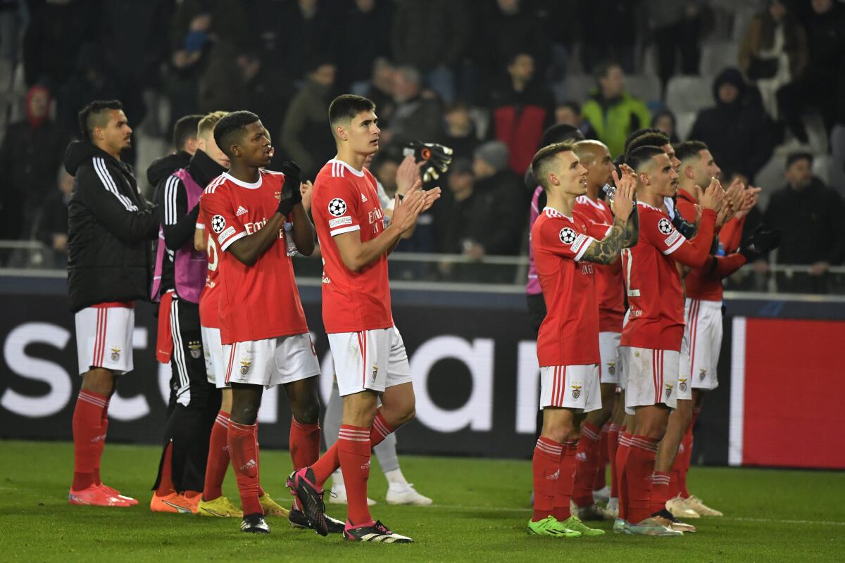 Los jugadores de Benfica saludan a la afición al término del partido contra Brujas 
