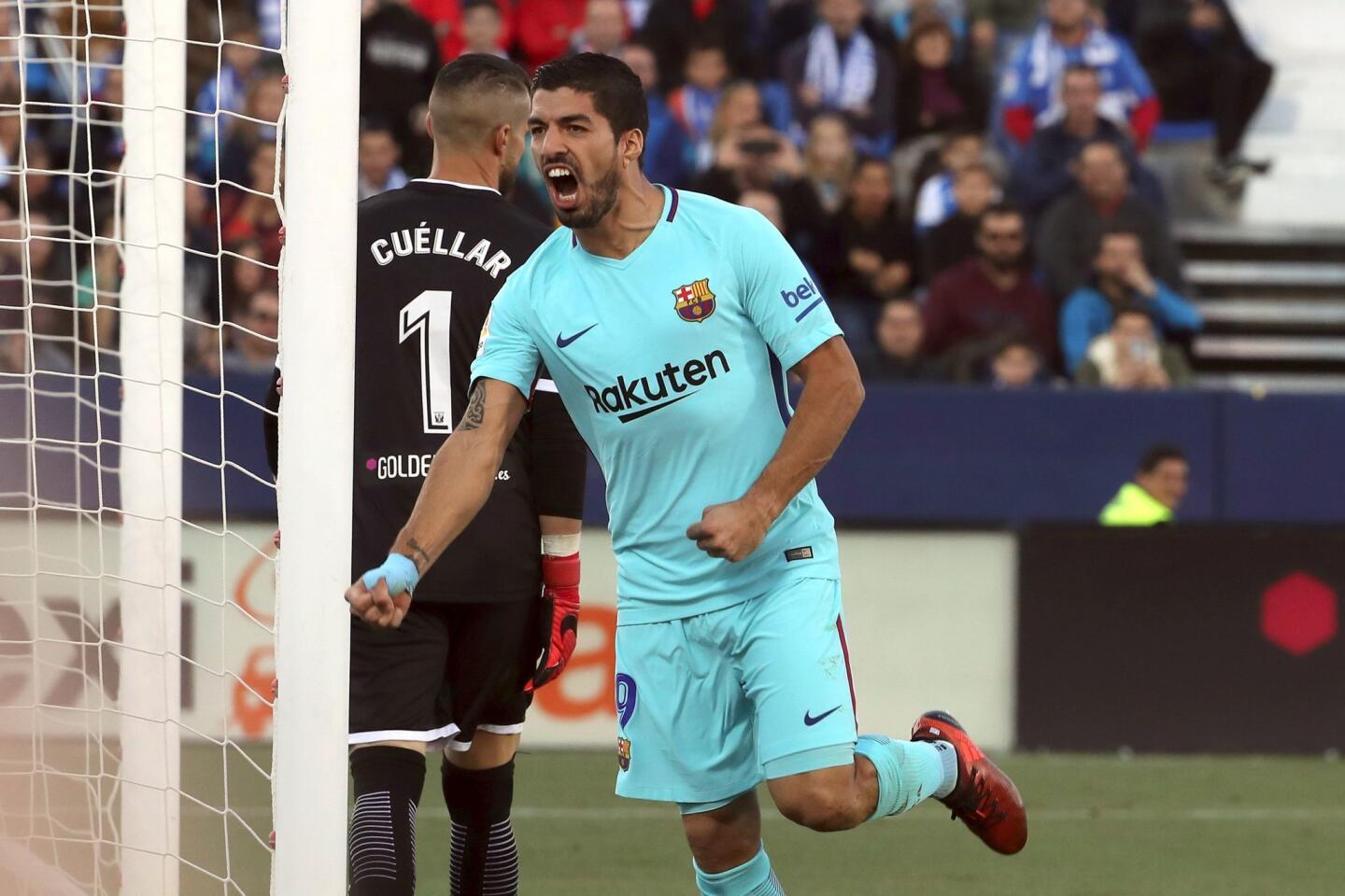 El delantero uruguayo del Barcelona, Luis Suárez (d) celebra su segundo gol en el partido ante el Leganés en el estadio de Butarque.