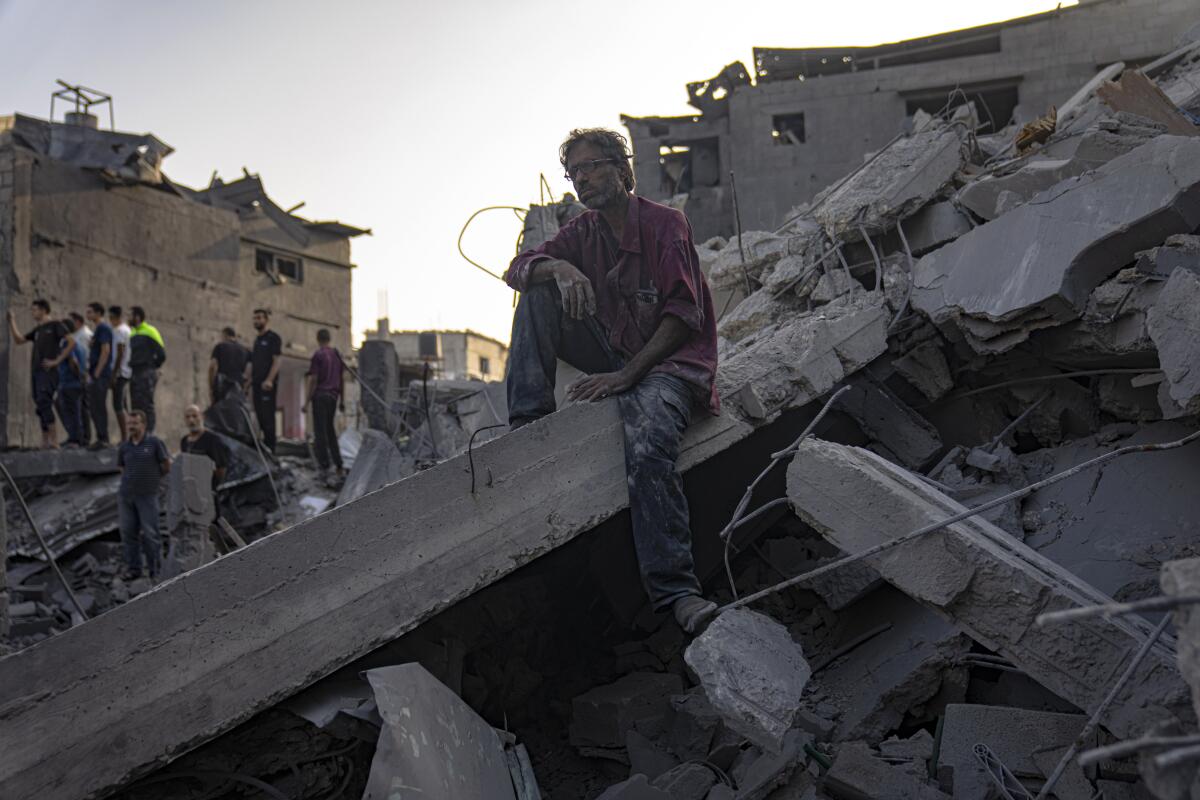 Palestinos buscan sobrevivientes de un bombardeo israelí