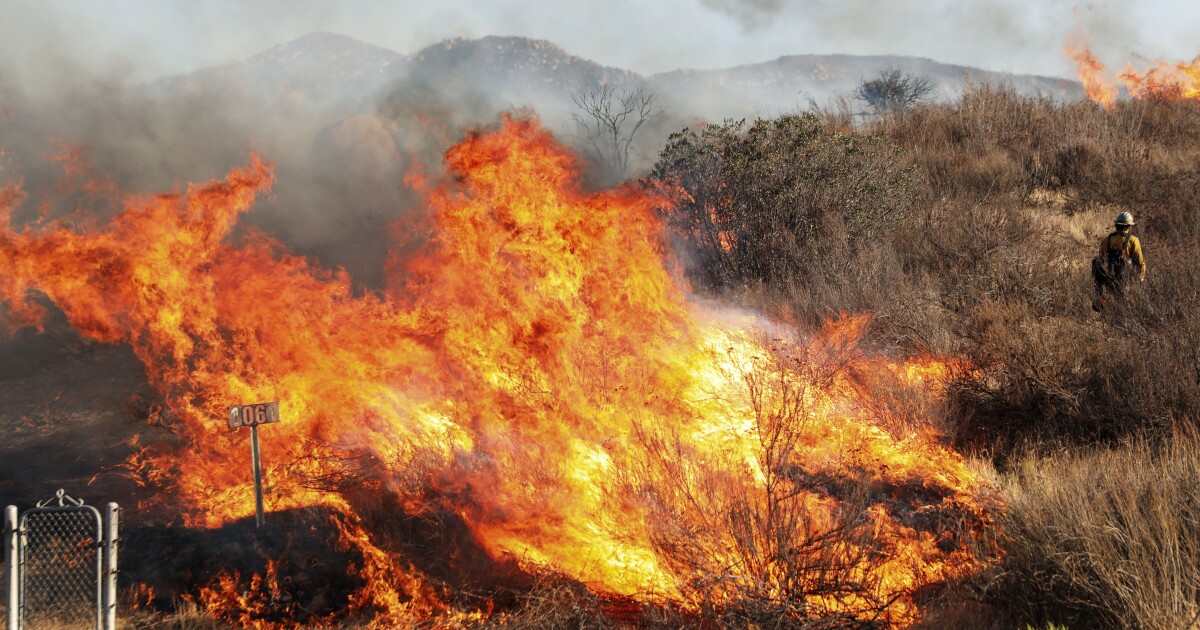 Wildfire atteint 4 240 acres dans la région de Barrett Junction;  2 blessés, au moins 4 structures détruites