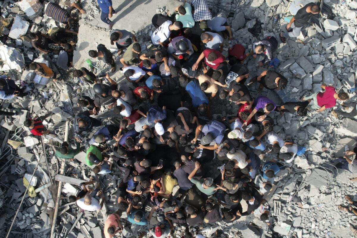 Palestinos buscan sobrevivientes entre los escombros