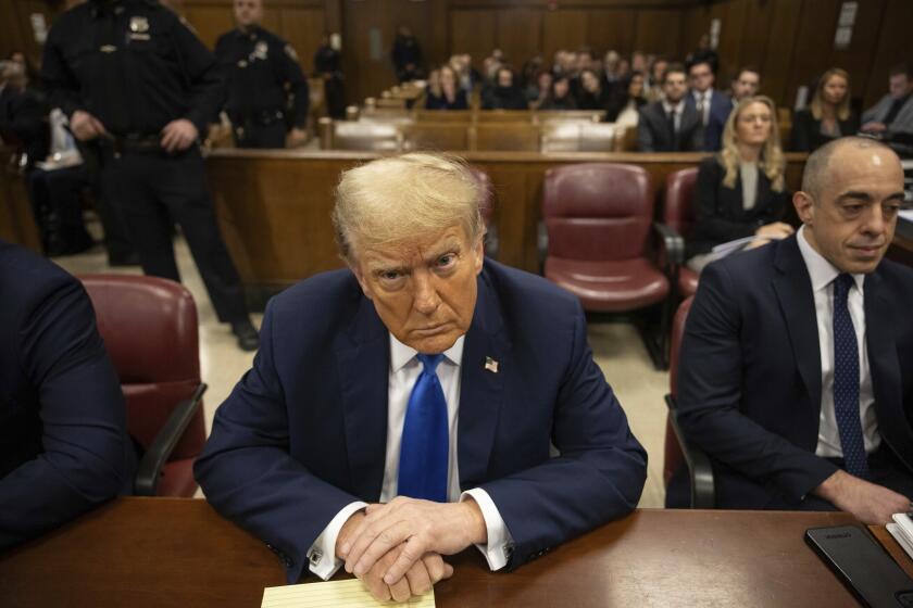 El expresidente Donald Trump espera el inicio de su juicio en un tribunal de Manhattan, el lunes 22 de abril de 2024, en Nueva York. (AP Foto/Yuki Iwamura, Pool)