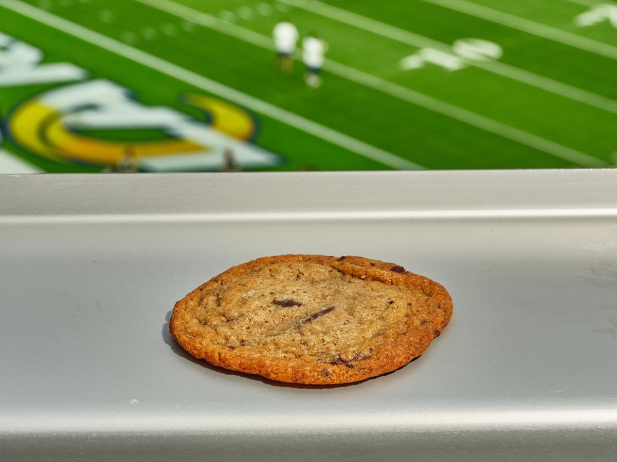 La galleta con chispas de chocolate en el puesto de concesión de Fairfax Avenue en SoFi Stadium.