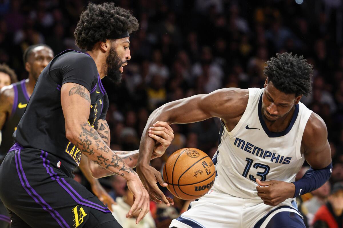 Anthony Davis, ikinci çeyrekte Memphis'ten Jaren Jackson Jr.'ı tutuyor.