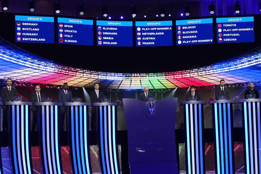 En la pantalla muestran los países en sus respectivos grupos tras el sorteo a la Euro 2024 que se disputará el próximo verano en Alemania el sábado 2 de diciembre del 2023 en Hamburgo, Alemania. (AP Foto/Martin Meissner)