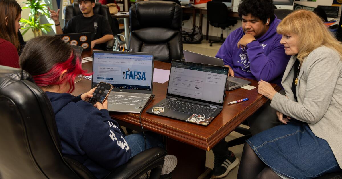 Federaller, FAFSA mali yardım kaosunu hafifletmek için harekete geçiyor ancak hızlı bir çözüm ortaya çıkmıyor