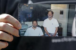 En esta foto del 2 de octubre de 2017, Eric Paddock sostiene una foto de él, a la izquierda, con su hermano, Stephen Paddock, afuera de su casa en Orlando, Florida. Stephen Paddock mató a 60 personas en un tiroteo masivo en 2017 en Las Vegas. (AP Foto/John Raoux, Archivo)