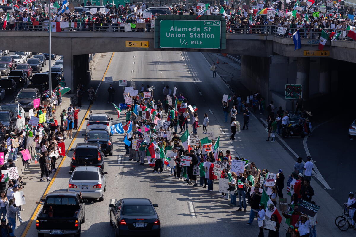 Immigration Actions Thousands in L.A. protest Trump's immigration actions - Los Angeles Times