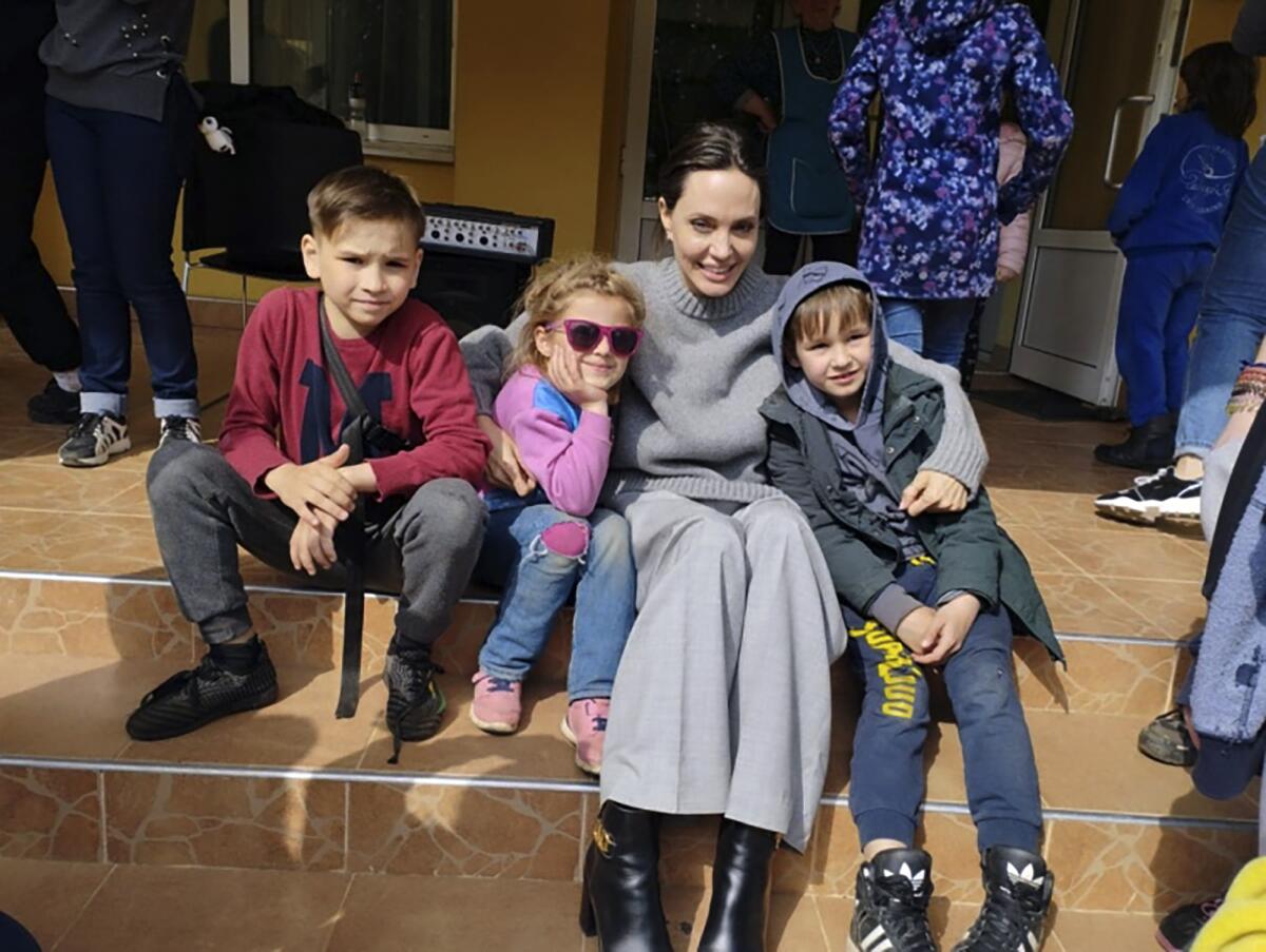 En esta imagen facilitada por el ayuntamiento de Leópolis, Angelina Jolie, actriz de Hollywood 
