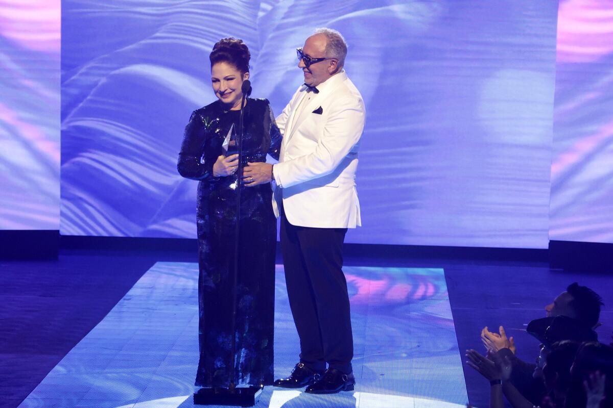 Gloria Estefan recibe de manos de Emilio Estefan su premio Leyenda de los Billboard Mujeres Latinas.