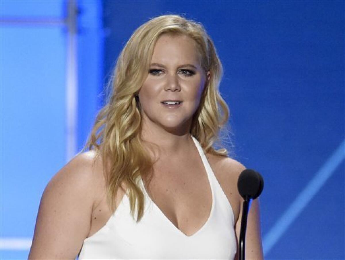 En esta imagen de archivo, tomada el 17 de enero de 2016, la actriz Amy Schumer acepta un premio en los Critics' Choice Awards, en Santa Monica, California. Schumer es la celebridad más peligrosa de internet porque las búsquedas relacionadas con sus trabajos tienen un 16% de probabilidades de llevar virus o malware, según anunció Inter Security el 28 de septiembre de 2016.