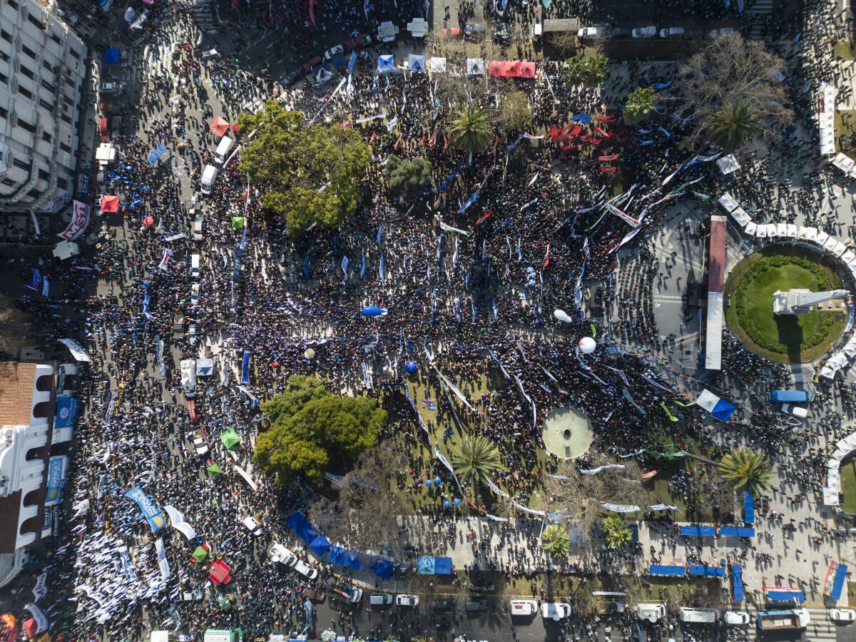 Manifestantes se reúnen en la Plaza de Mayo después de marchar desde la iglesia