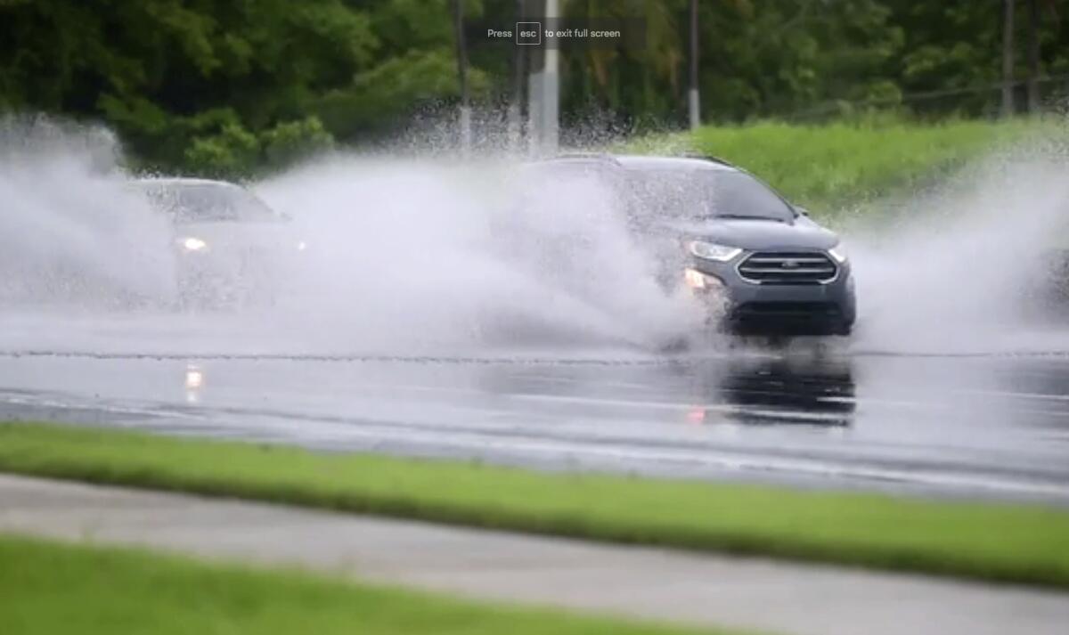 En esta imagen, autos conducen por una carretera inundada en Canovanas, Puerto Rico,