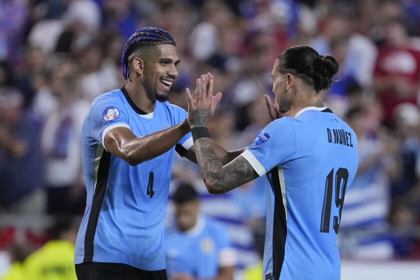 Los uruguayos Ronald Araújo (izquierda) y Darwin Núñez (derecha) celebran la victoria 1-0 ante Estados Unidos, por el Grupo C de la Copa América, el lunes 1 de julio de 2024, en Kansas City, Missori. (AP Foto/Ed Zurga)