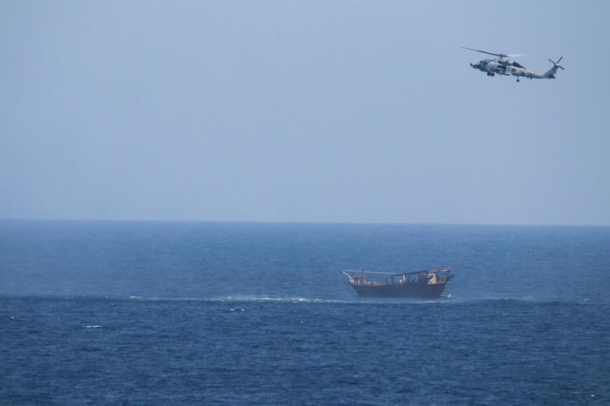 Un helicóptero Seahawk de la Marina de Estados Unidos vuela sobre un barco sin bandera