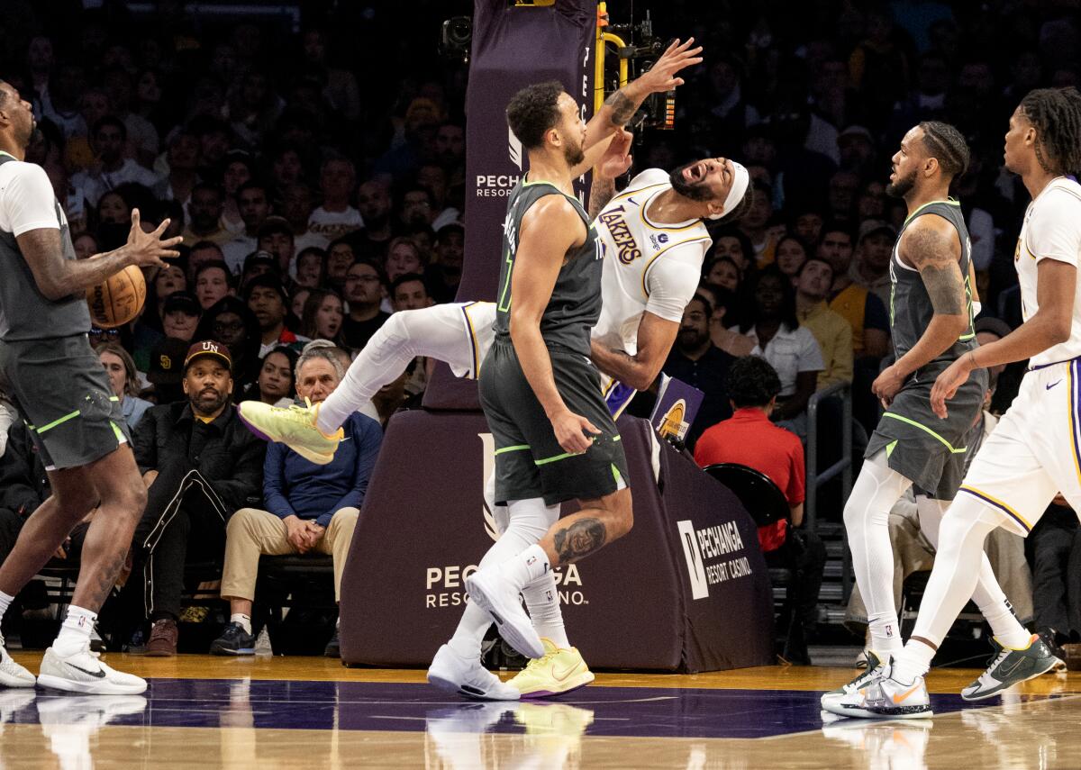 Anthony Davis suffers another eye injury as Lakers drop important game to Minnesota