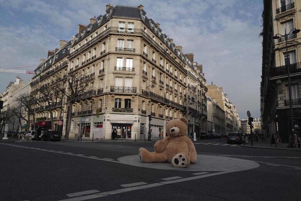 Osos de peluche gigantes de una cafetería en París