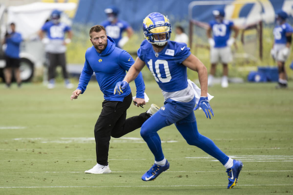Rams oyuncusu Cooper Kupp (10), antrenör Sean McVay ile antrenman yapıyor.