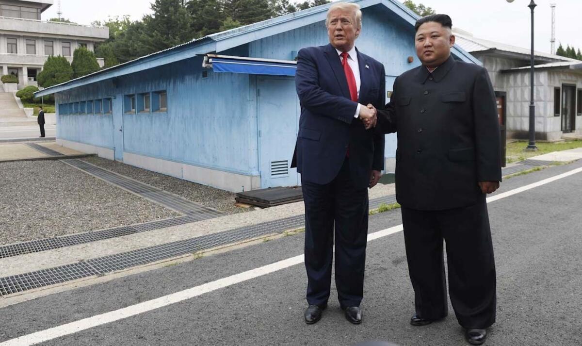 El president Donald Trump con Kim Jong Un, líder de Corea del Norte, la zona desmilitarizada de Panmunjom, Corea del Sur.