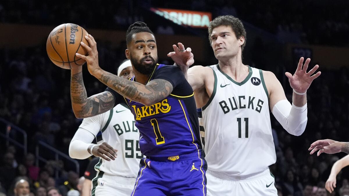 D'Angelo Russell scores 44 as Lakers edge Bucks