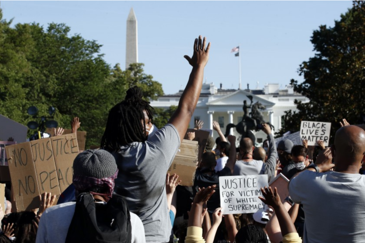 Manifestantes se reúnen cerca de la Casa Blanca en Washington. (AP Foto/Alex Brandon)