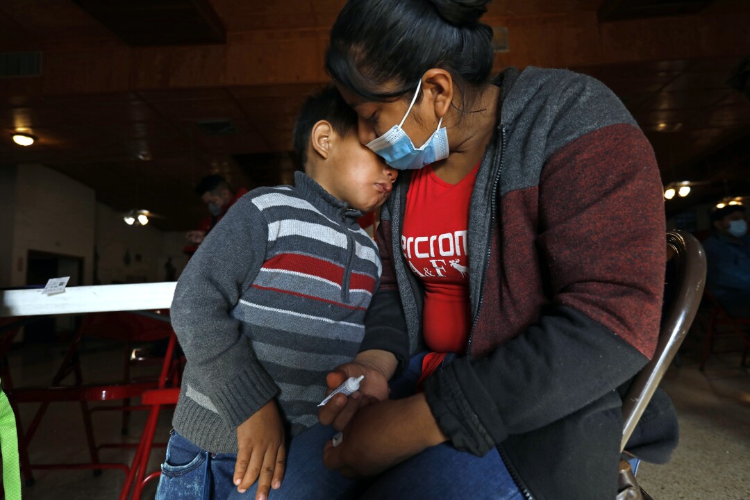 La hondureña Digna Canan López y su hijo Eric de 5 años ingresaron a Estados Unidos en busca de asilo.