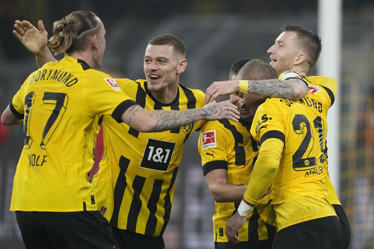 Marco Reus del Borussia Dortmund celebra tras anotar el sexto gol de su equipo en la victoria ante el Colonia en la Bundesliga el sábado 18 de marzo del 2023. (AP Foto/Martin Meissner)
