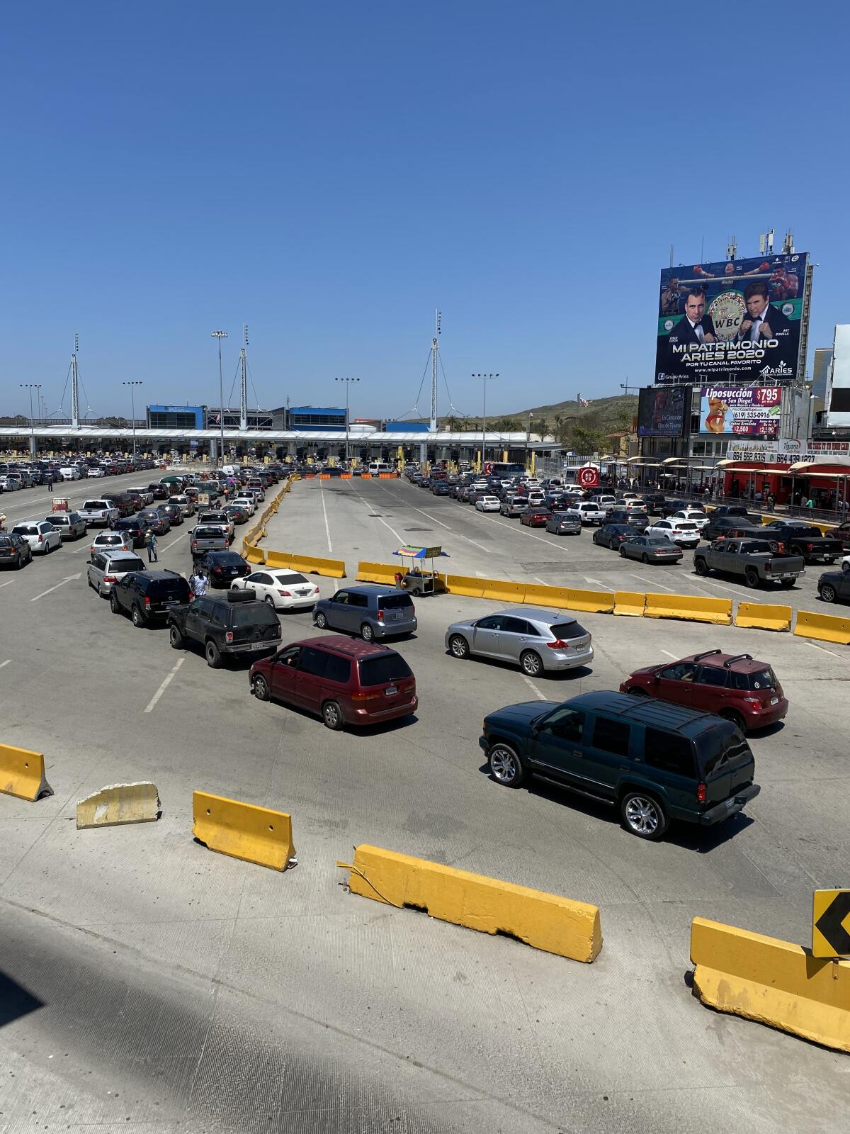 El cruce fronterizo entre Tijuana y San Diego este lunes 4 de may de 2020. Automovilistas en líneas regulares reportaron más de 4 horas de espera.