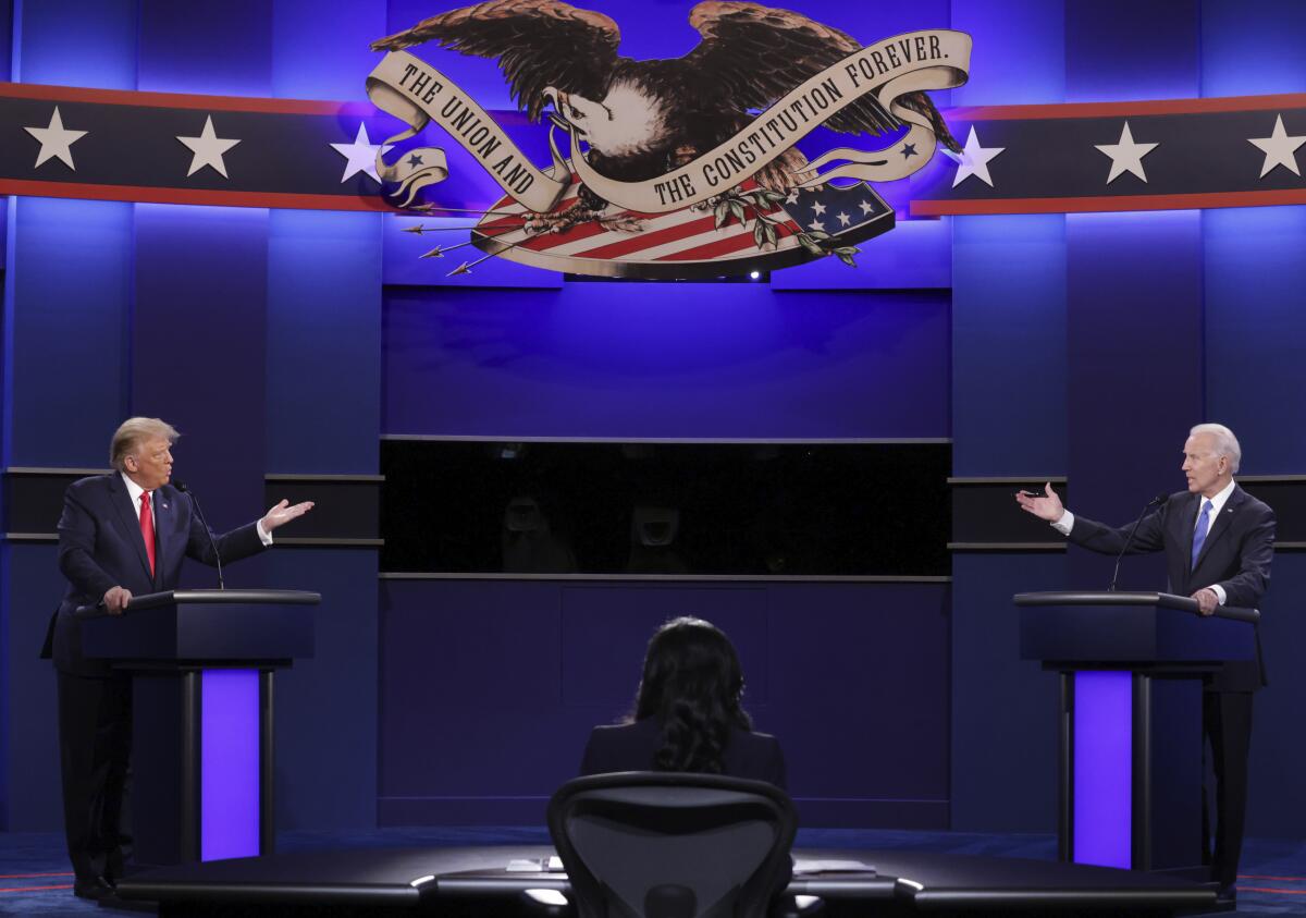 El presidente Donald Trump y el candidato presidencial demócrata Joe Biden discuten en el último debate presidencial 