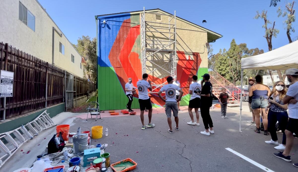 Futbolistas del San Diego Loyal y voluntarios participan en proyecto para embellecer el vecindario