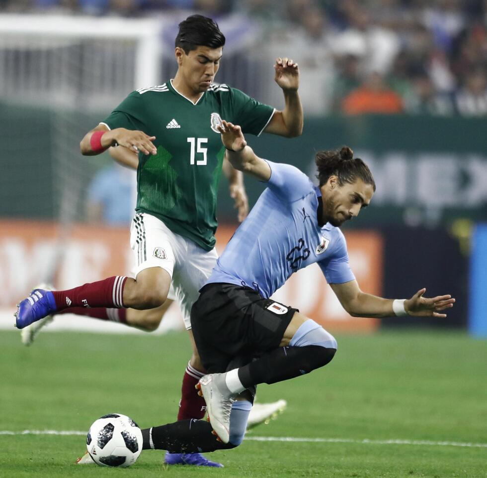 LWS113. Houston (United States), 07/09/2018.- Mexico player Erick Gutierrez (L) goes for the ball against Uruguay player Martin Caceres (R) in the first half of the friendly soccer match between Mexico and Uruguay at NRG Stadium in Houston,Texas, USA, 07 September 2018. (Futbol, Amistoso, Estados Unidos) EFE/EPA/LARRY W. SMITH ** Usable by HOY and SD Only **
