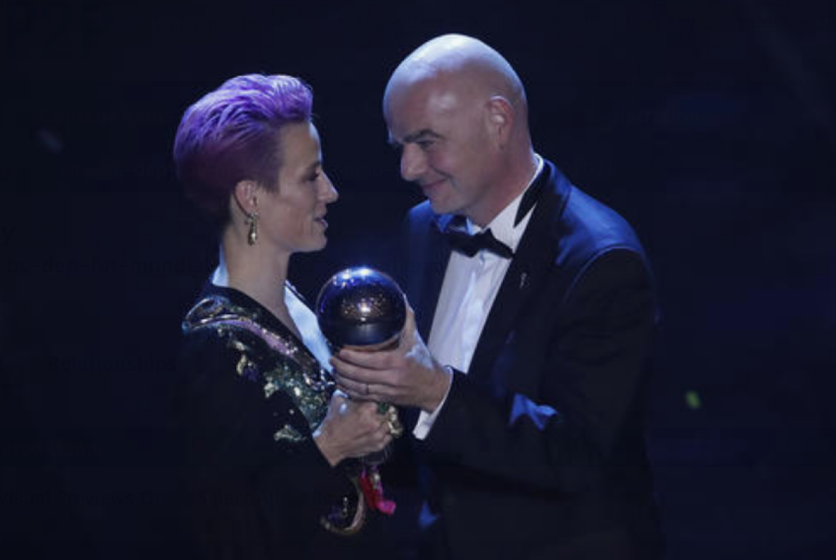 Megan Rapinoe (izq) recibe el trofeo a la mejor jugadora de la Copa Mundial Femenina de manos del presidente de la FIFA Gianni Infantino el 23 de septiembre del 2019 en Milán. (AP Photo/Antonio Calanni, File)