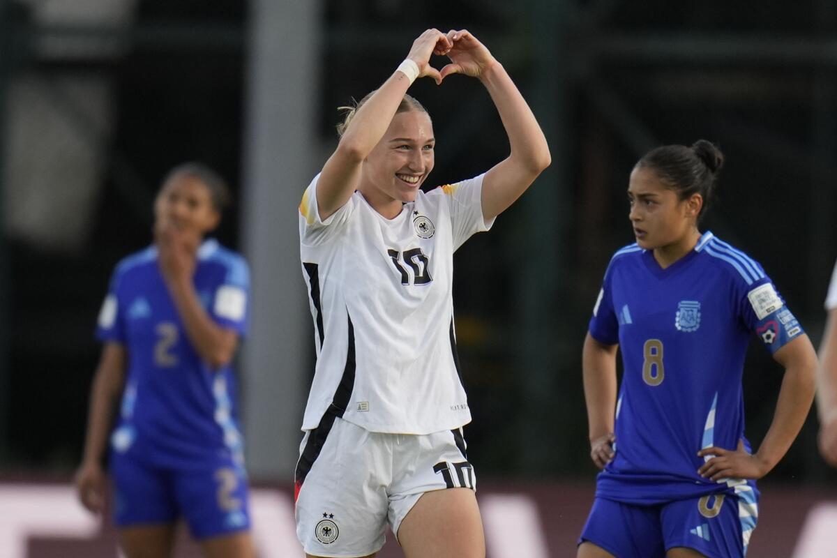 La alemana Sophie Nachtigall festeja tras anotar el cuarto gol 