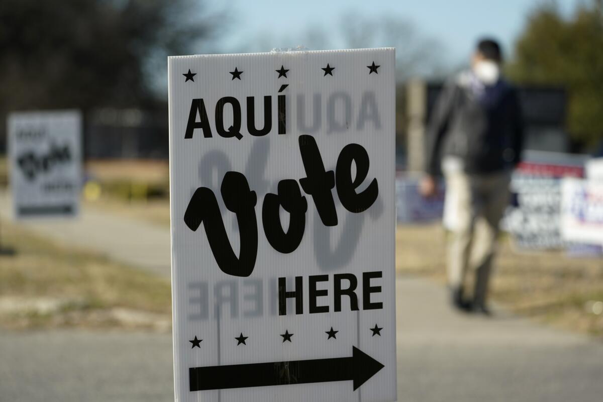 Un cartel en inglés y español indica dónde votar en San Antonio (Texas) 