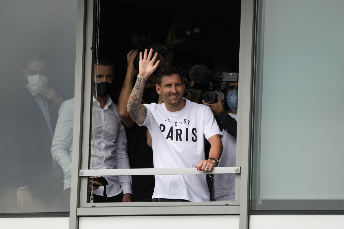 Lionel Messi signs contract with Paris Saint-Germain - Los Angeles Times