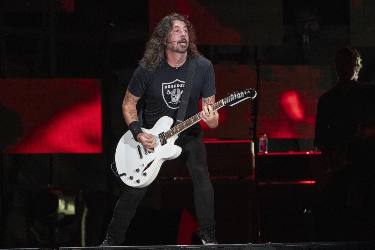 ARCHIVO - Dave Grohl de Foo Fighters se presenta en el Festival d'été de Québec