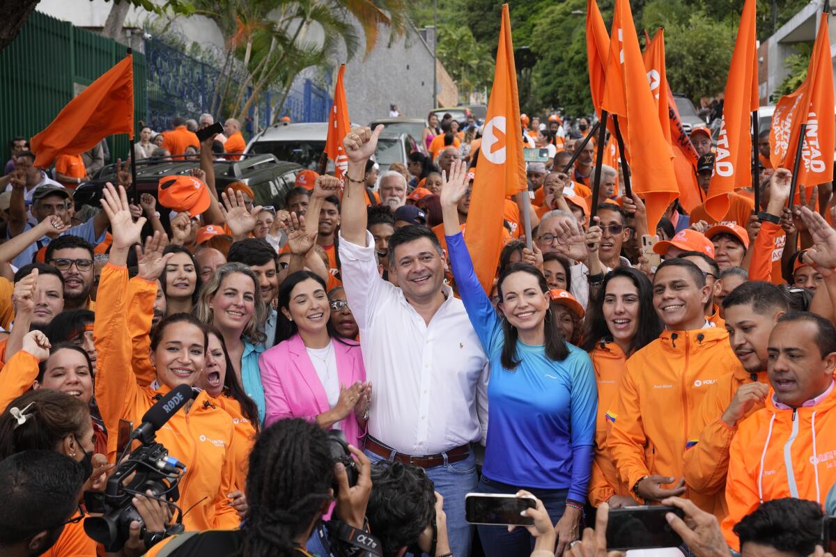 La aspirante presidencial de la oposición María Corina Machado y el líder opositor Freddy Superlano, 