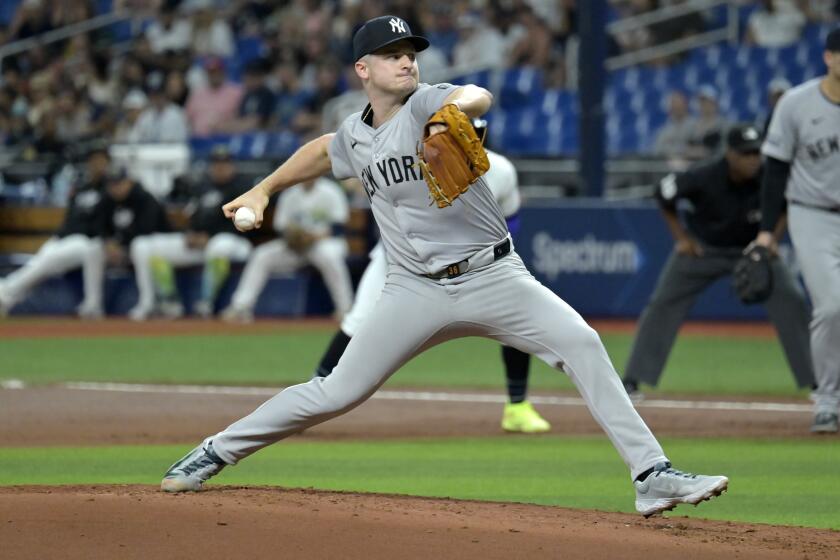 Clarke Schmidt, abridor de los Yankees de Nueva York, hace un lanzamiento en el encuentro ante los Rays de Tampa Bay, el viernes 10 de mayo de 2024 (AP Foto/Steve Nesius)