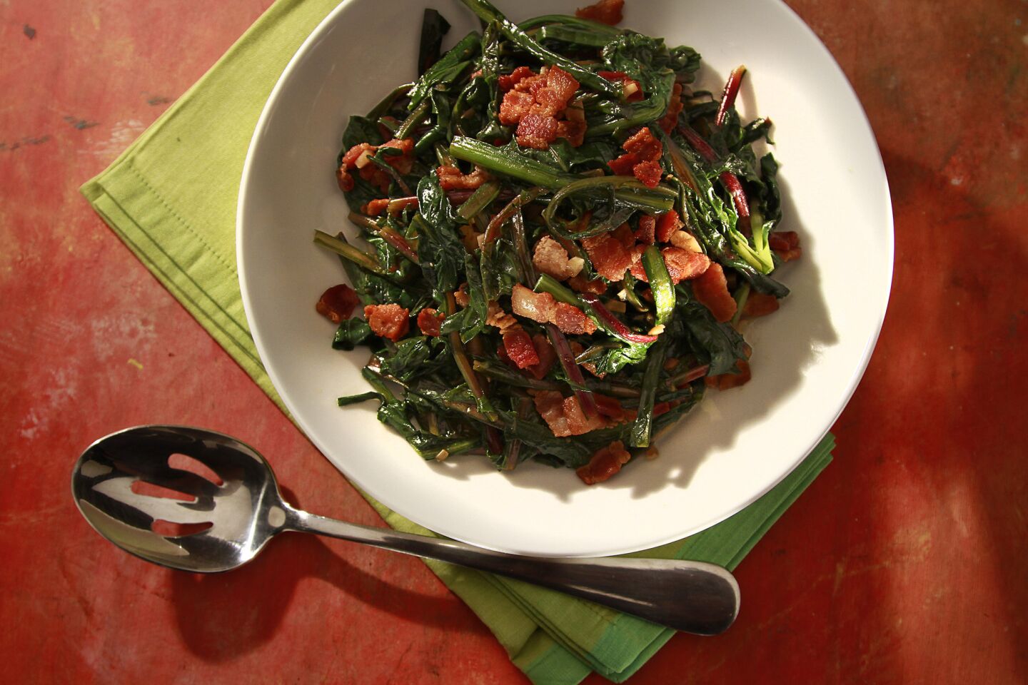 Dandelion greens and bacon are a natural combination. Recipe: Wilted dandelion grens with bacon