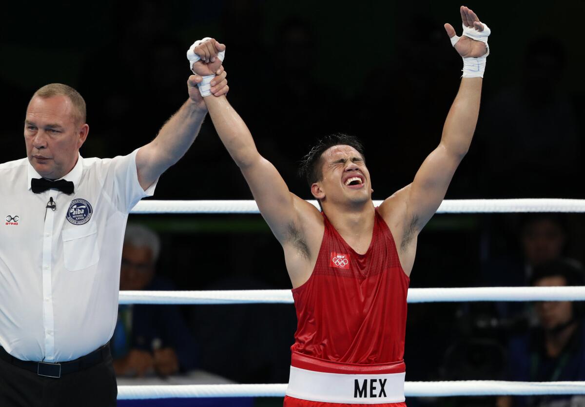 El boxeador mexicano Misael Rodríguez (d) celebra tras vencer al egipcio Hosam Abdin en la categoría de 75 kilogramos masculino de las competencias de boxeo hoy, lunes 15 de agosto de 2016, durante los Juegos Olímpicos Río 2016, en Río de Janeiro (Brasil). EFE/Fernando Maia ** Usable by HOY and SD Only **