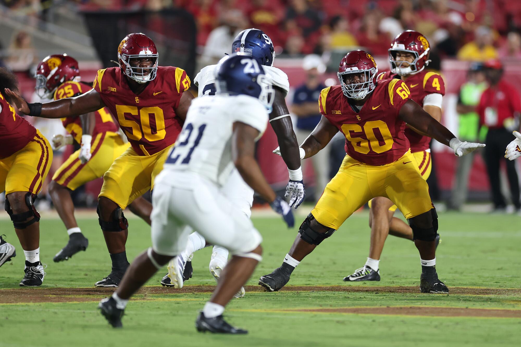 USC J'onre Reed (50) e Kaylon Miller (60) bloqueiam Southern 6 em setembro durante a vitória sobre Georgia Southern 6. Setembro.