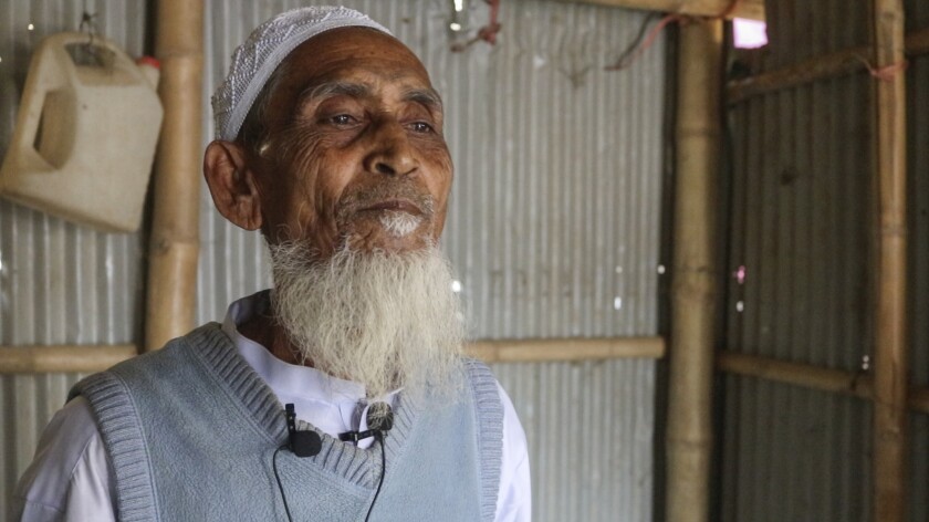 El refugiado rohinya Mohammad Jaffar, de 70 años, habla con The Associated Press en el campo de refugiados de Balukhali, en Cox's Bazar, Bangladesh, el martes 2 de febrero de 2021. Refugiados rohinya que viven en campos en Bangladesh condenaron el golpe militar en su país y dijeron que les hacía temer más aún el regreso a casa. (AP Foto/Shafiqur Rahman)